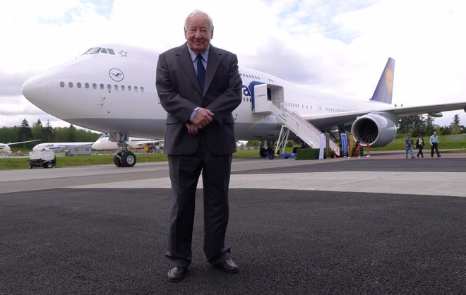 Ông Joe Sutter, 91 tuổi, cha đẻ của phiên bản Boeing 747-8 Intercontinental. Dù đã nghỉ hưu nhưng ông vẫn thường xuyên đến văn phòng vài lần mỗi tuần.